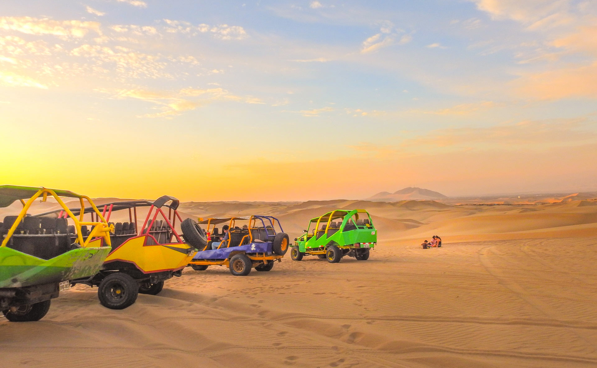 Buggy et coucher de soleil, à Ica
