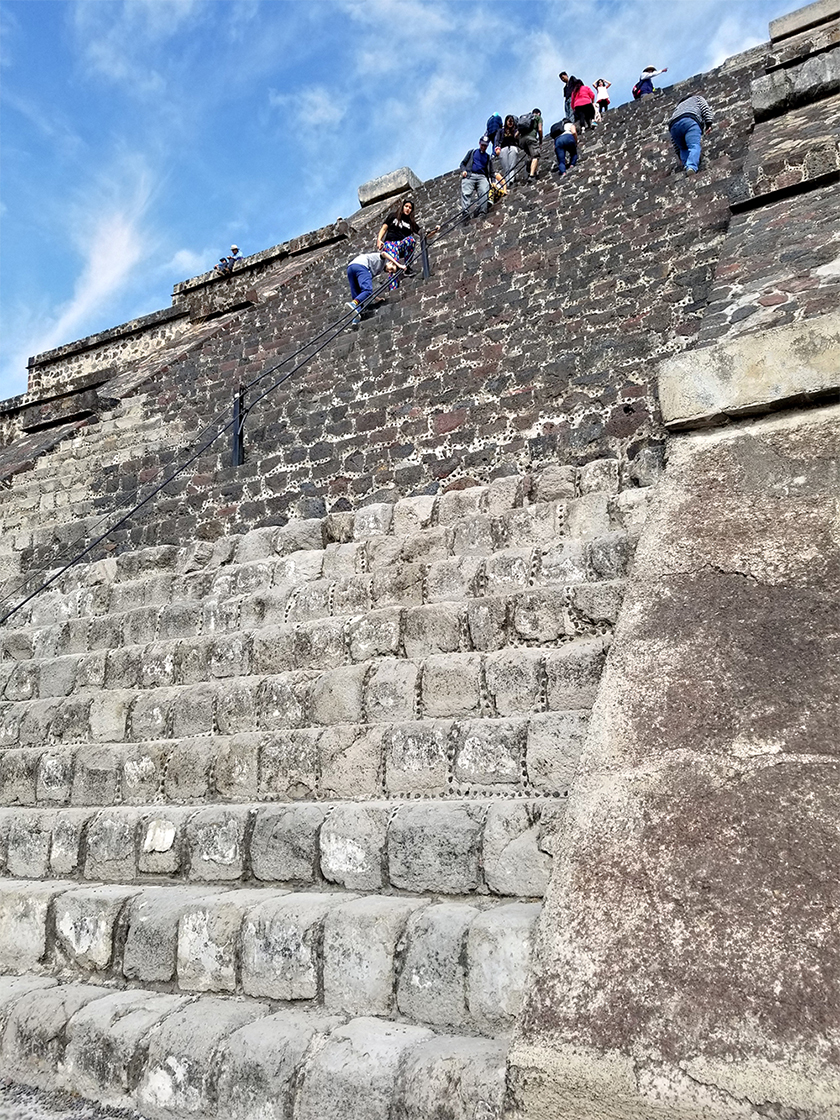 escaliers-teotihuacan