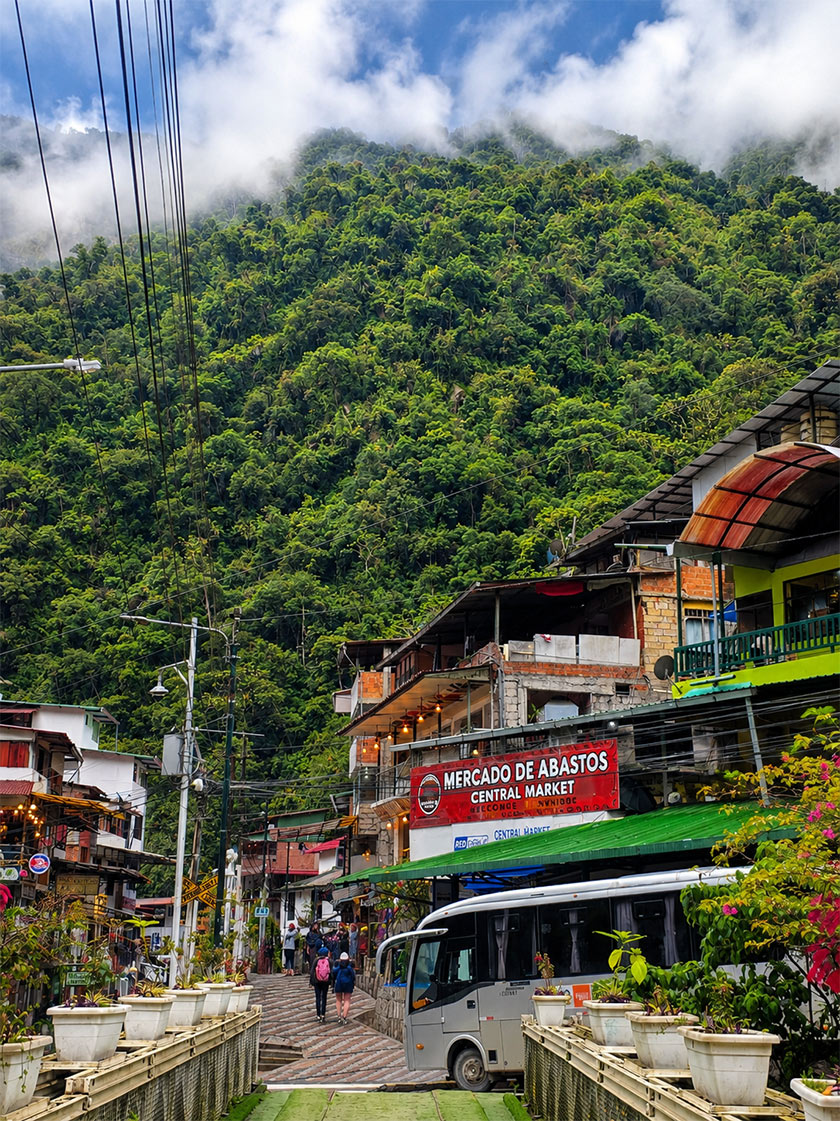 mercado abastos aguas calientes perou